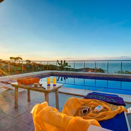 Villa Sleeps 9 Pool Wifi