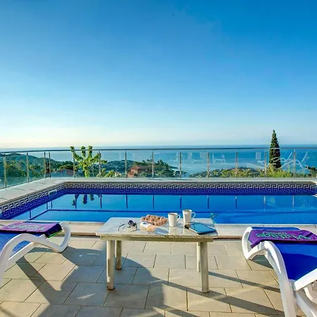 Villa Sleeps 9 Pool Wifi Lloret de Mar