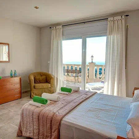 Villa Sleeps 9 Pool Wifi